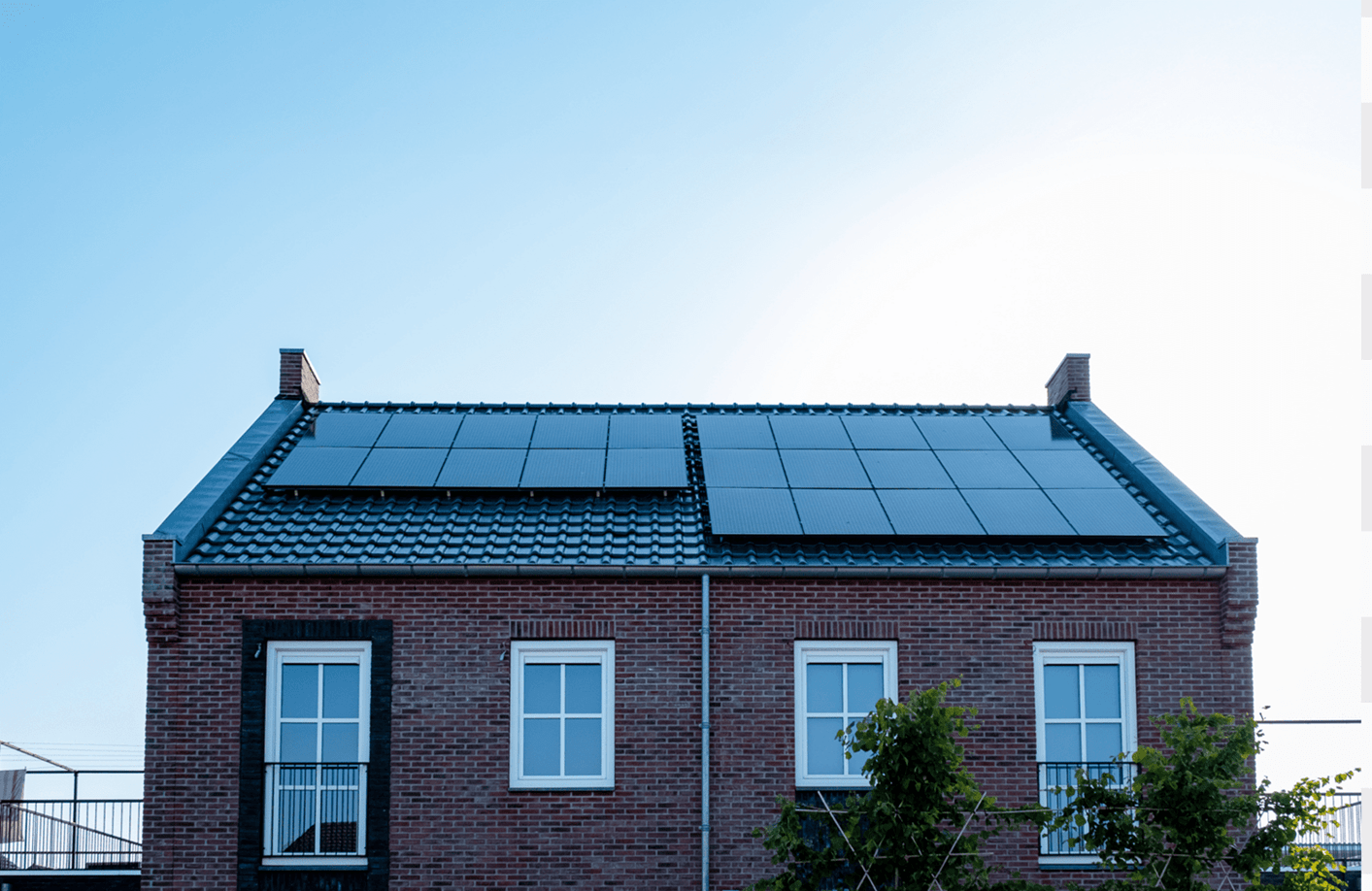 Moderne dansk villa med solceller installeret på skråtag - grøn energiløsning fra Bodil Energi